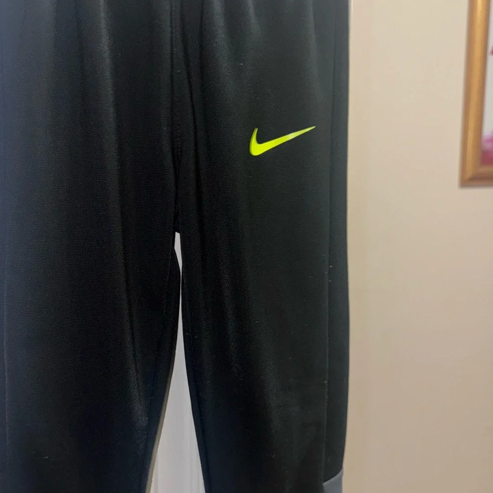 Nike Boys 2-Piece Track Set Full Zip Jacket Jogger Pants Gray Black 4T